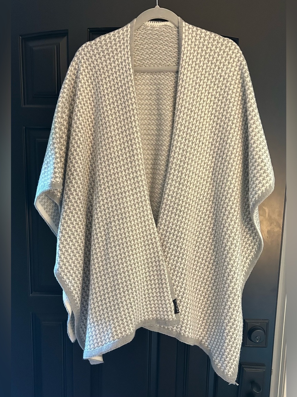 Fraas Light Gray & Cream Houndstooth Knit Poncho